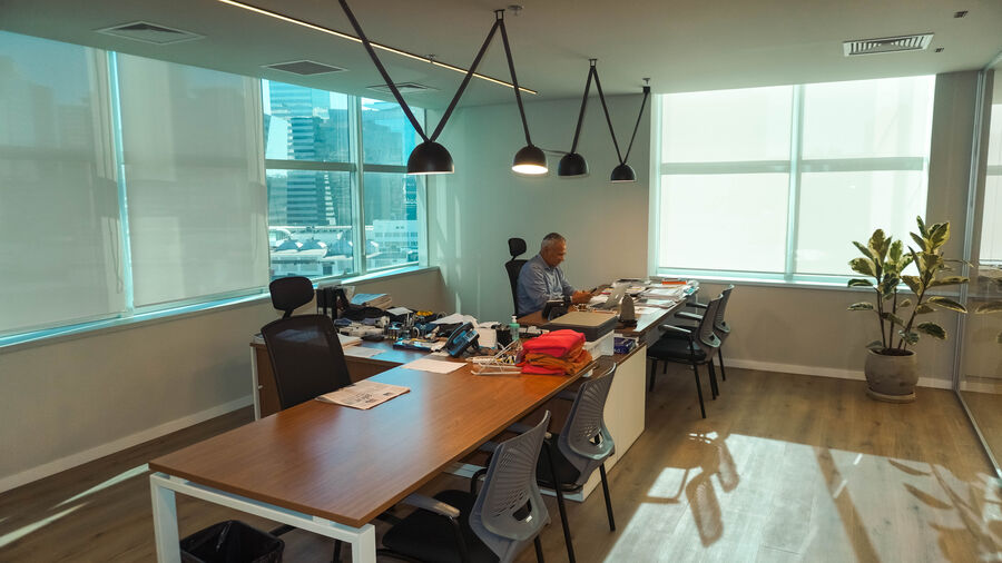 Sala de reunião da diretoria com vista para a cidade